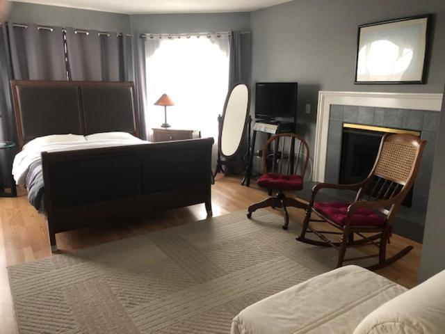 Honeysuckle House Hotel Coquitlam Bagian luar foto