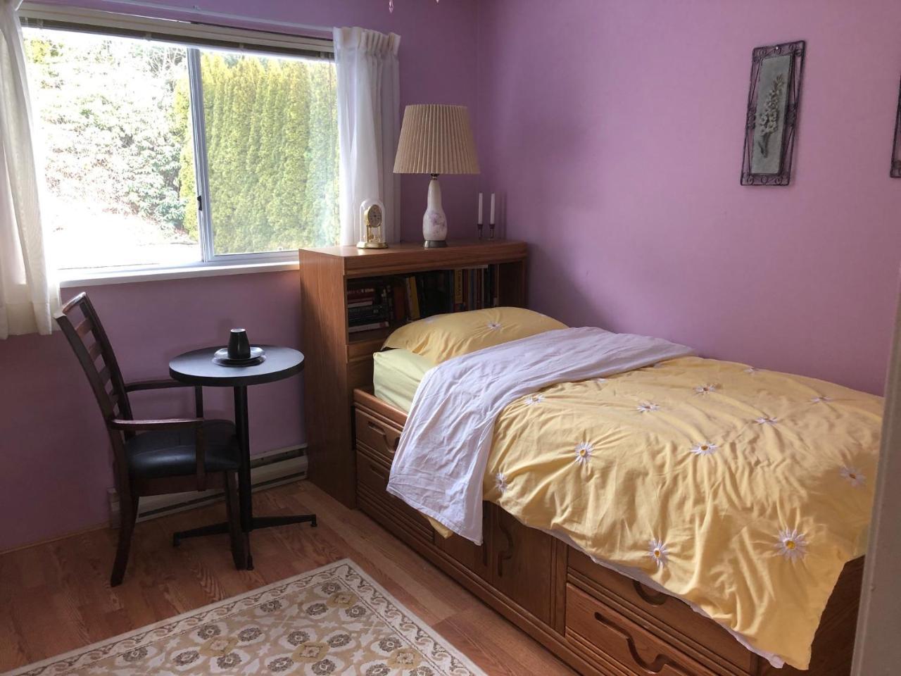 Honeysuckle House Hotel Coquitlam Bagian luar foto